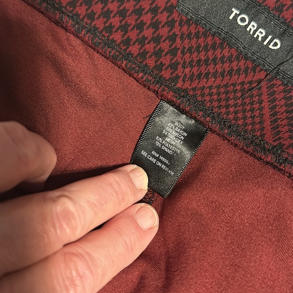Torrid Red Black Houndstooth Pants NWOT SZ PLUS 4 - Picture 4 of 7